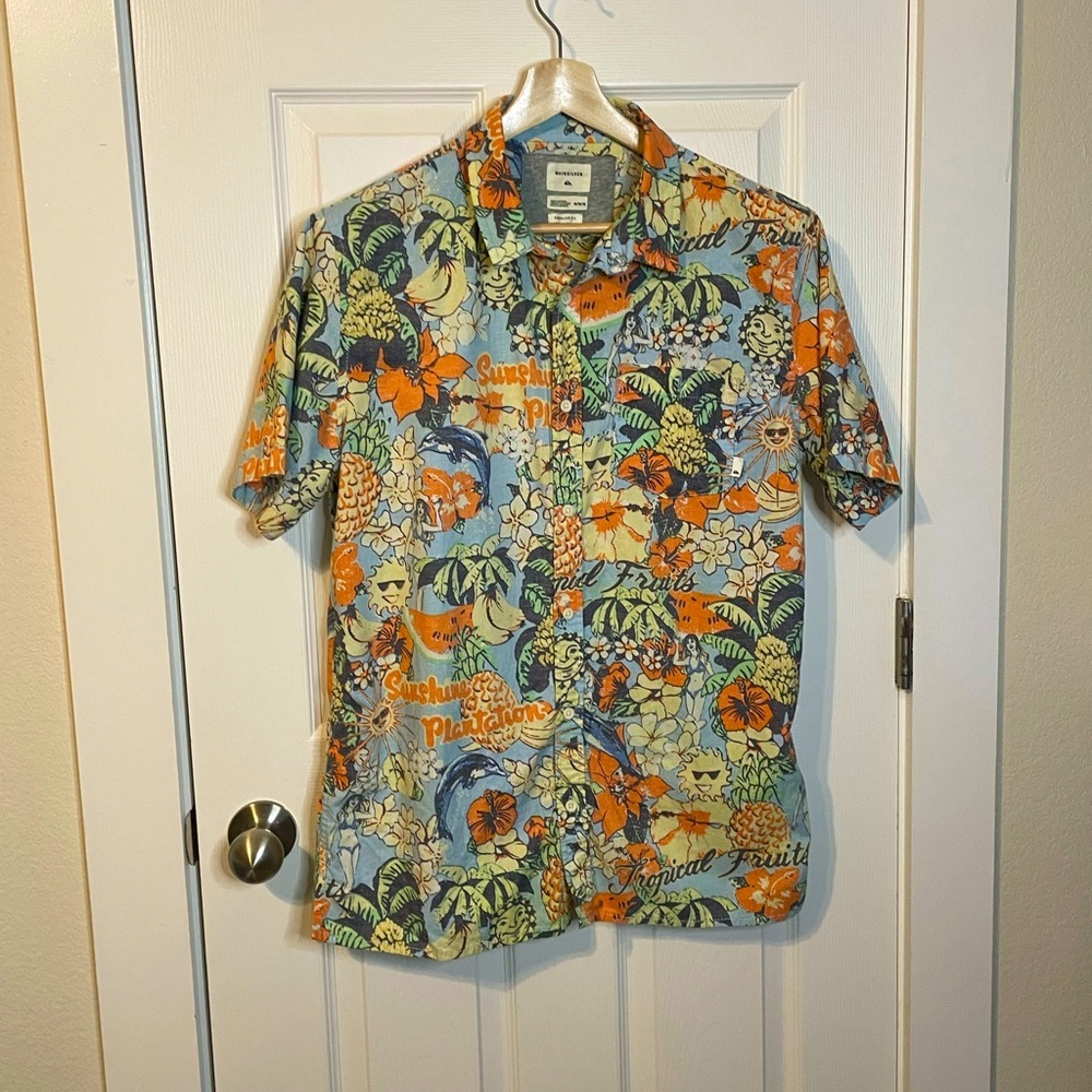 Quicksilver ‘Sunshine Plantation’ Hawaiian style button down reg fit shirt sz M